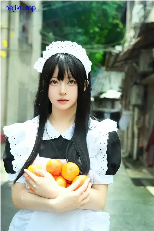 白莉在阳光棚里侧身看巧克力包装