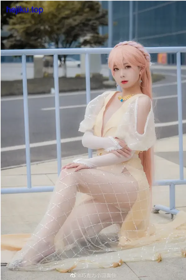 巧克力小圆面包cos 棕色服装表面彩色糖果点缀特写