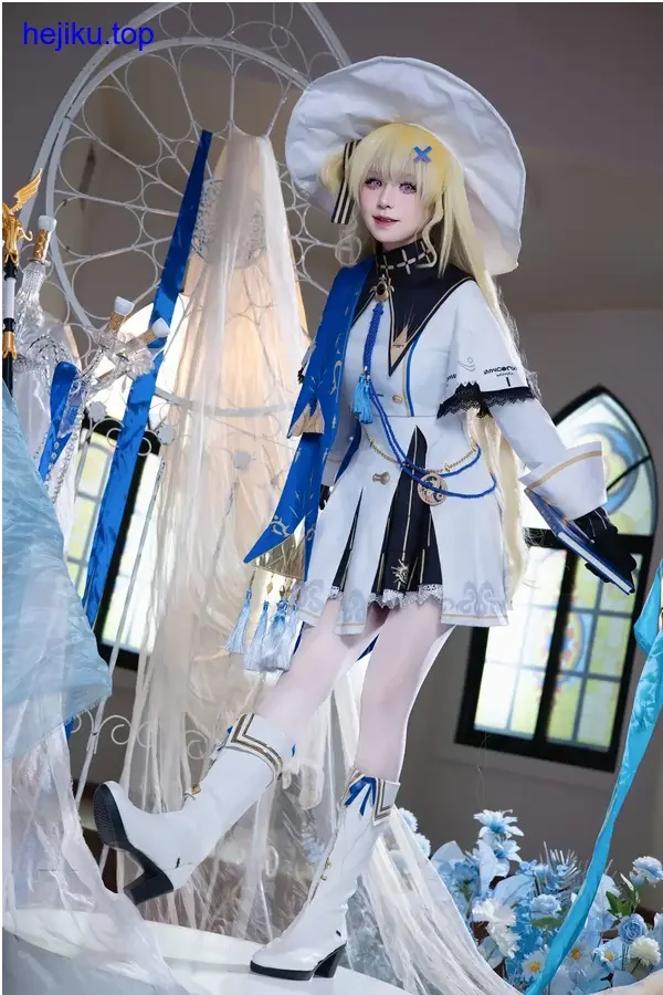 双木扶苏飞鸟马时站书架前翻书，书页有字猫头鹰模型眼睛反光