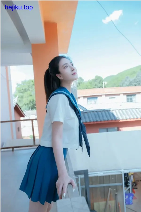 年年nnian扮小智站山坡上迎着光，帽子拿手里身后有长影