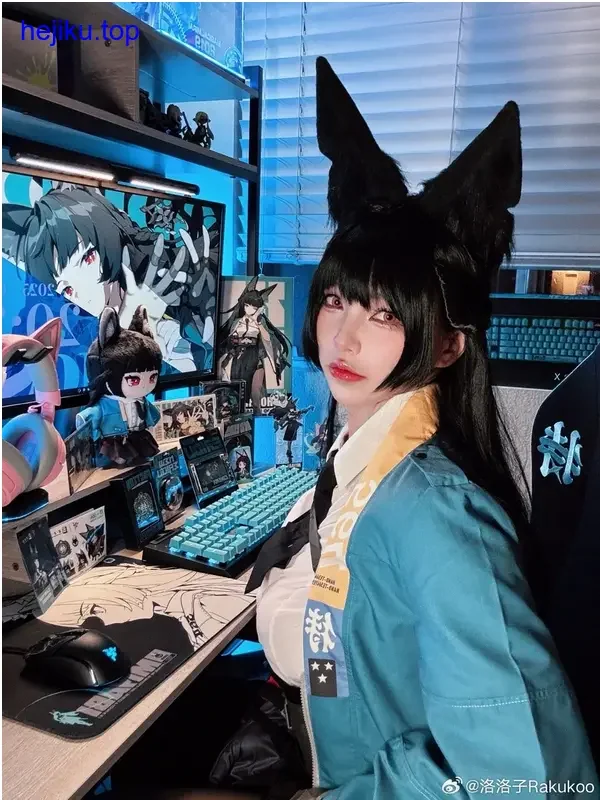 狐洛洛子cos 旧怀表道具与模糊表情特写