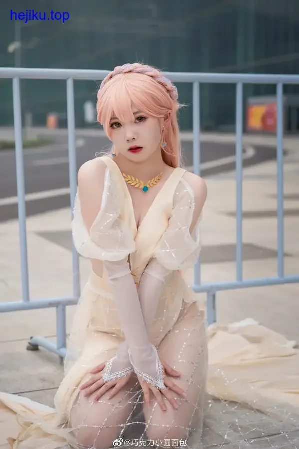 巧克力小圆面包cos 双手捧面包低头闻香气表情抓拍