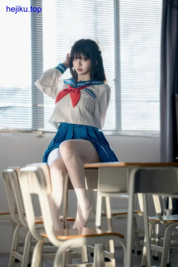 纸悦Etsuko扮演芙莉莲的正面特写，眼神平静而深邃，银发和白袍的质感在柔光中清晰可见