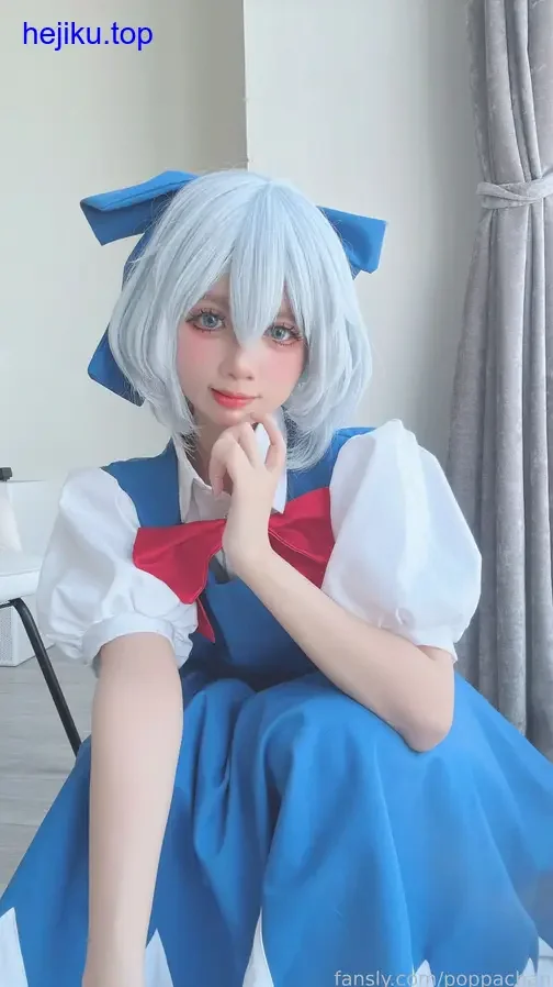 PoppaChan卡提全身装备站在工业风背景前