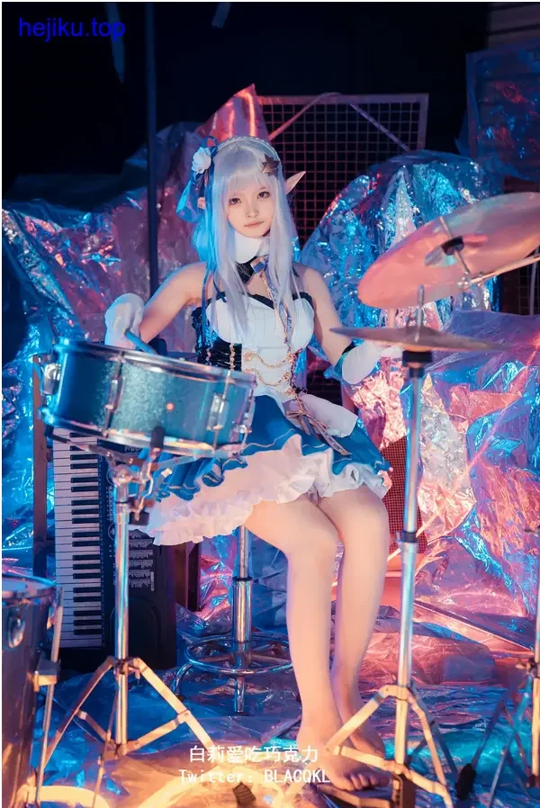 白莉爱吃巧克力cos甜系少女咬巧克力棒