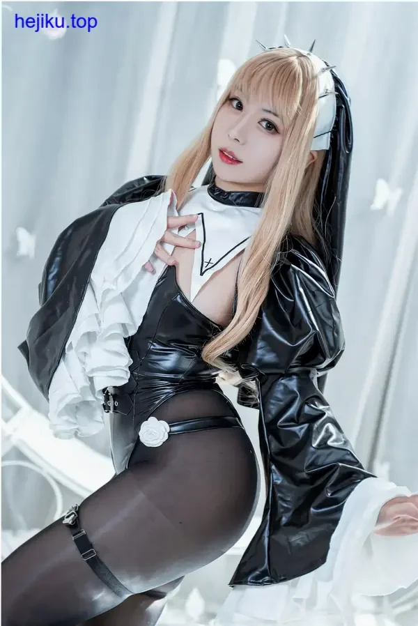 虎森森趴地毯上下巴搁手臂，灰白色毛茸耳朵半耷拉