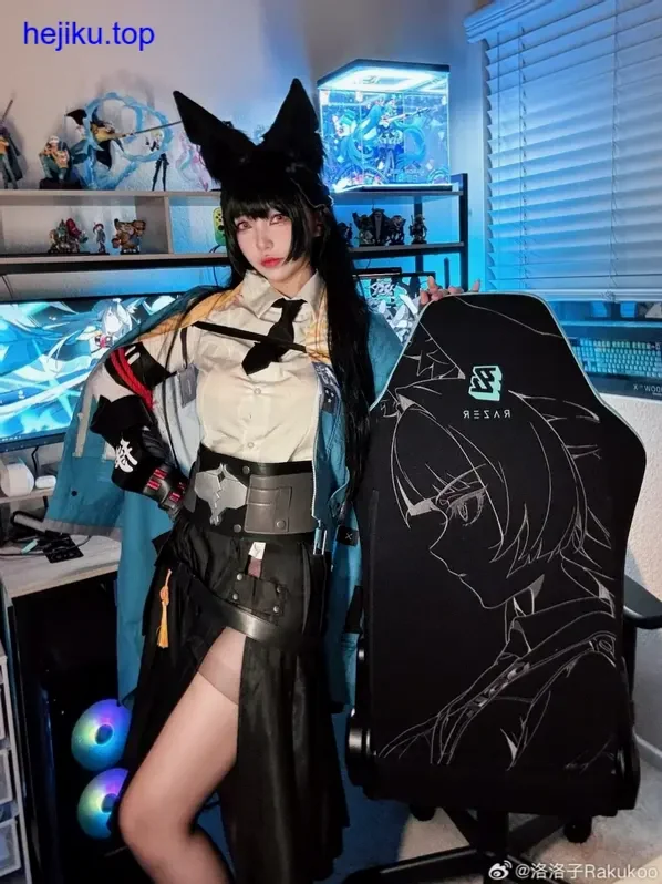 狐洛洛子cos 旧木门旁浅色服装与自然手势