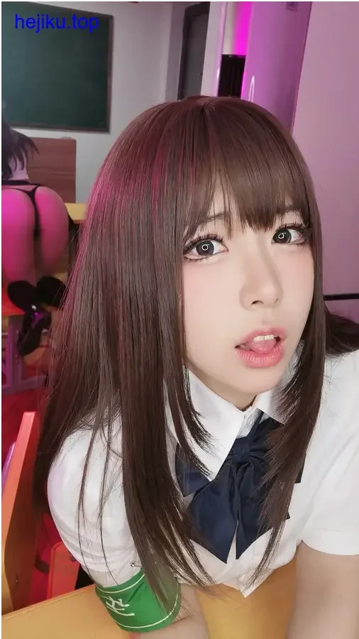 虎森森蹲厂房地上单膝跪地，短刀插地上头发挡住半张脸