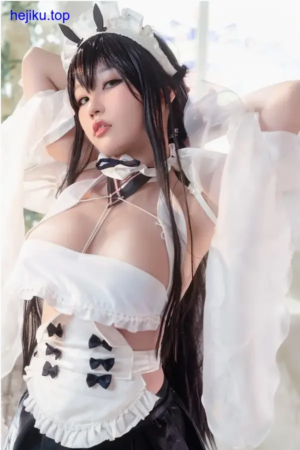 七七娜娜子海边背影站浅水里，长袍和头发被风吹起