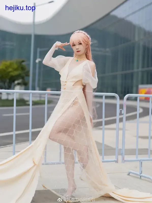 巧克力小圆面包cos 复古咖啡馆场景与木质桌椅环境