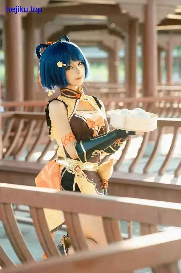 蠢沫沫正面站姿，银灰色假发和金属肩章细节清晰