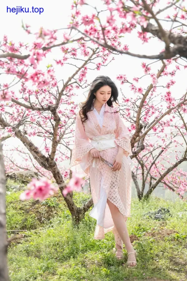 年年nnian站在旧书架旁抽出一本书，眼神中带着好奇与邀请的意味，氛围安静而有故事感