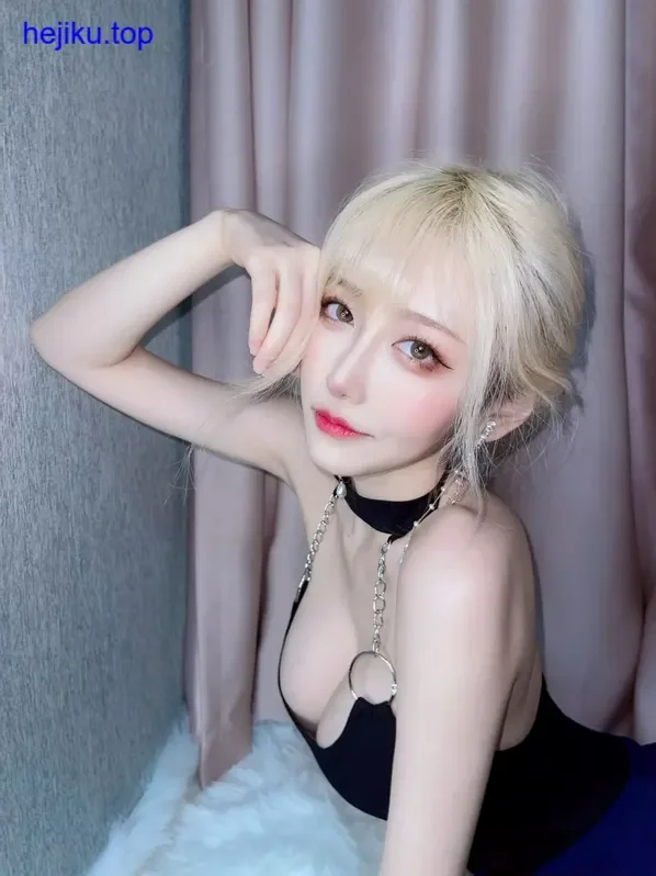 啾小妍Deer温迪假发发际线与羽毛装饰特写