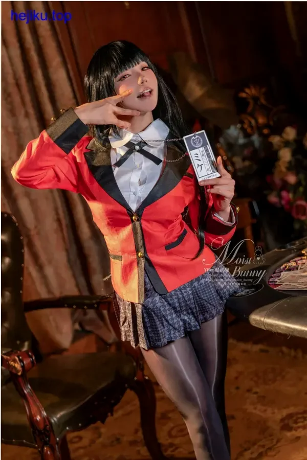 咬一口兔娘趴在地上与手工柴郡猫对视，表情半眯着眼似笑非笑，背景是放大版的扑克牌和茶具