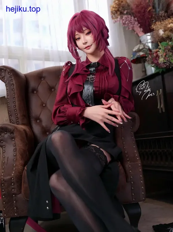 machi马吉阿格莱雅cos 窗边平视看书眼神安静疏离