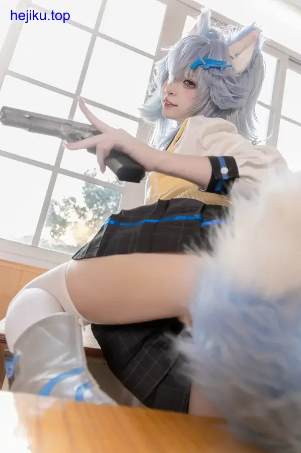 纸悦Etsuko扮演芙莉莲坐在老树根上，微微低头，背后光线勾勒出温暖轮廓，氛围安静悠远