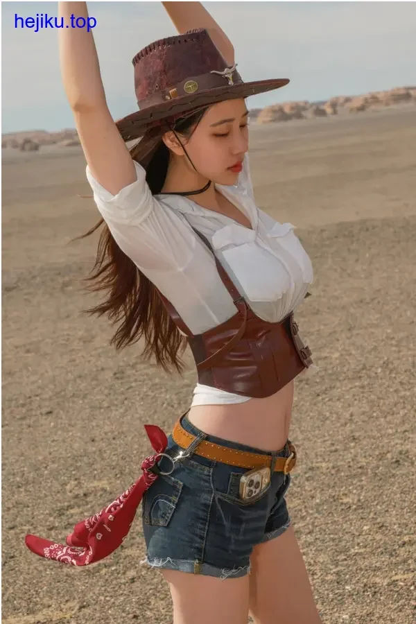 年年nnian穿宋制汉服站老槐树下，晨光透过树叶形成光斑