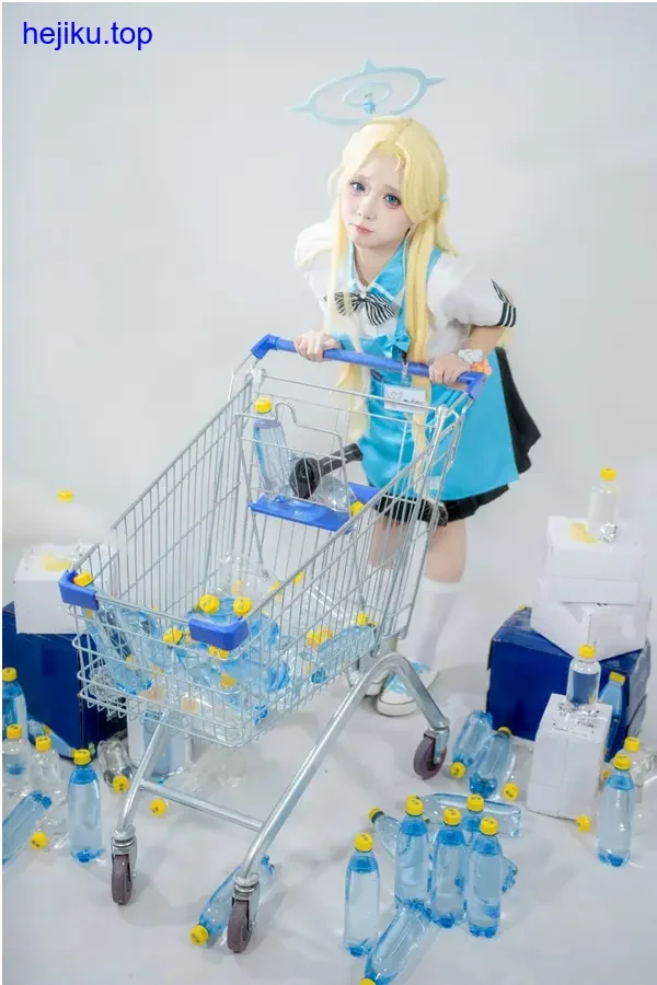 纸悦Etsuko扮演芙莉莲侧身站立，白袍被风吹起一角，她转头看向画外远方，神情悠远