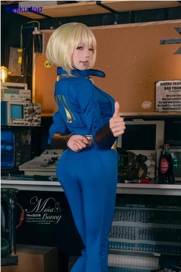 咬一口兔娘穿纱质长袍站在竹林里提纸灯笼，暖光映在脸上，风吹起衣角发丝