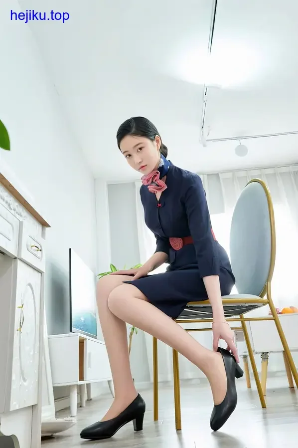 年年nnian小智站树下全身照，影子边缘较硬