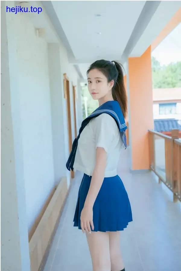 年年nnian站在窗边，夕阳将半边脸染成暖橙色，另半边在室内阴影中，情绪矛盾而统一